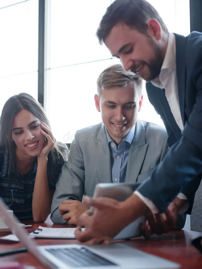 consultores empresariais que trabalham em uma equipe um grupo de trabalhadores novos reunião na sala conferências da empresa 101897945